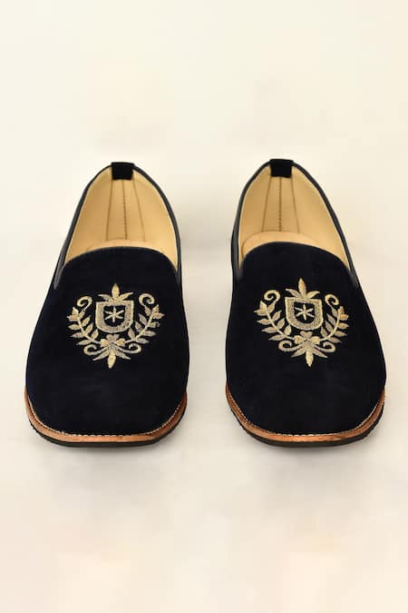 Arihant Rai Sinha Black Embroidered Mojaris 