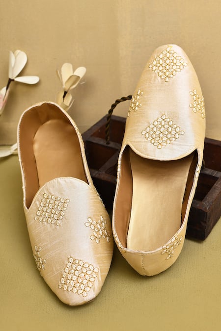 Arihant Rai Sinha Almond Toe Embroidered Juttis 