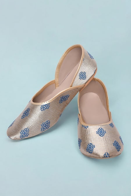 Arihant Rai Sinha Beige Phool Pattern Brocade Juttis