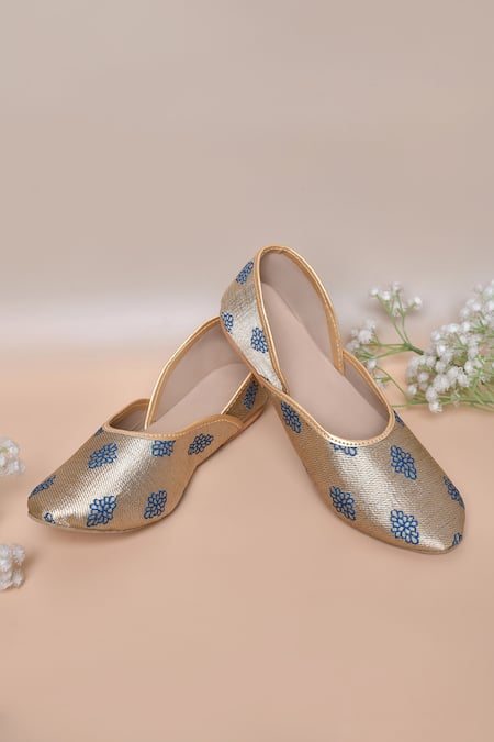Shop Arihant Rai Sinha Beige Phool Pattern Brocade Juttis at Aza Fashions Shop_Arihant Rai Sinha_Beige Phool Pattern Brocade Juttis _at_Aza_Fashions