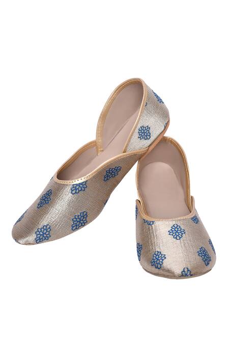 Buy Arihant Rai Sinha Beige Phool Pattern Brocade Juttis Online at Aza Fashions Buy_Arihant Rai Sinha_Beige Phool Pattern Brocade Juttis _Online_at_Aza_Fashions