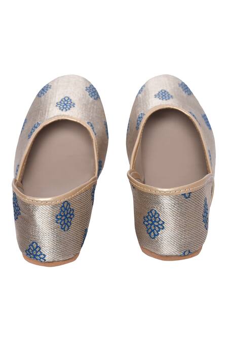 Arihant Rai Sinha Beige Phool Pattern Brocade Juttis at Aza Fashions Arihant Rai Sinha_Beige Phool Pattern Brocade Juttis _at_Aza_Fashions