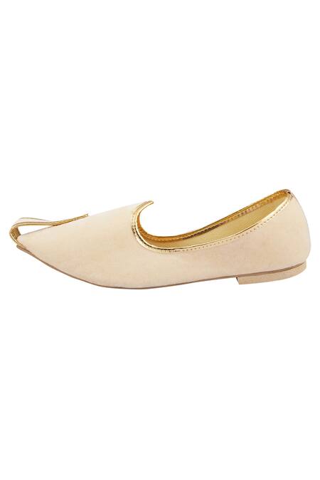 Buy Arihant Rai Sinha Beige Winged Tip Juttis Online at Aza Fashions Buy_Arihant Rai Sinha_Beige Winged Tip Juttis_Online_at_Aza_Fashions