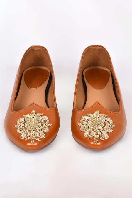 Shop Nazaakat By Samara Singh Brown Embroidery Floral Mojaris at Aza Fashions Shop_Nazaakat By Samara Singh_Brown Embroidery Floral Mojaris_at_Aza_Fashions