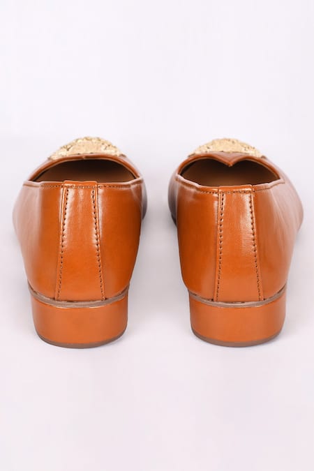 Buy Nazaakat By Samara Singh Brown Embroidery Floral Mojaris Online at Aza Fashions Buy_Nazaakat By Samara Singh_Brown Embroidery Floral Mojaris_Online_at_Aza_Fashions