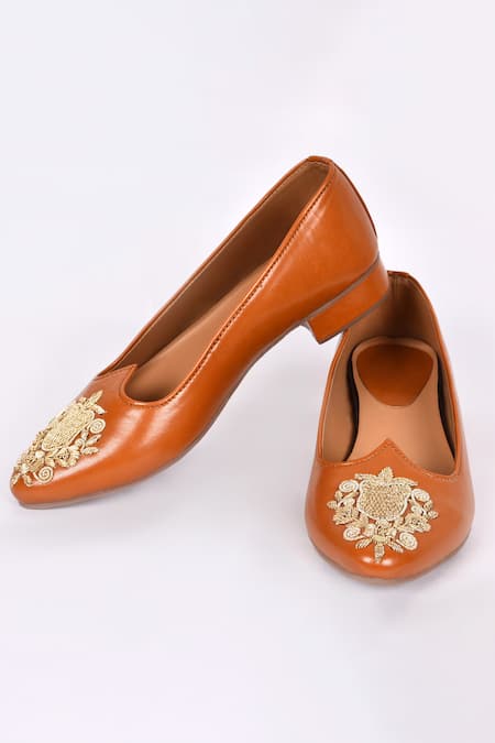 Nazaakat By Samara Singh Brown Embroidery Floral Mojaris at Aza Fashions Nazaakat By Samara Singh_Brown Embroidery Floral Mojaris_at_Aza_Fashions