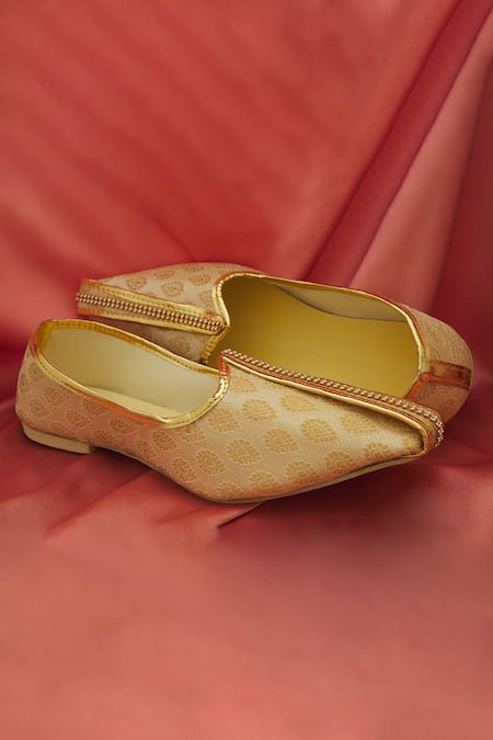 Arihant Rai Sinha Beige Brocade Paisley Woven Juttis Online at Aza Fashions Arihant Rai Sinha_Beige Brocade Paisley Woven Juttis _Online_at_Aza_Fashions