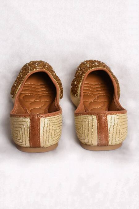 Buy_Nazaakat By Samara Singh_Gold Bead Embroidered Mojaris