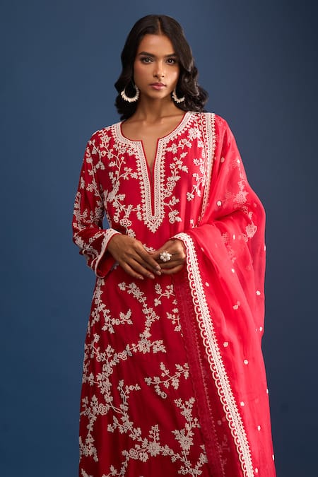 Anushree Reddy_Red Embroidery Split V-neck Pearl Work Kurta Set _at_Aza_Fashions
