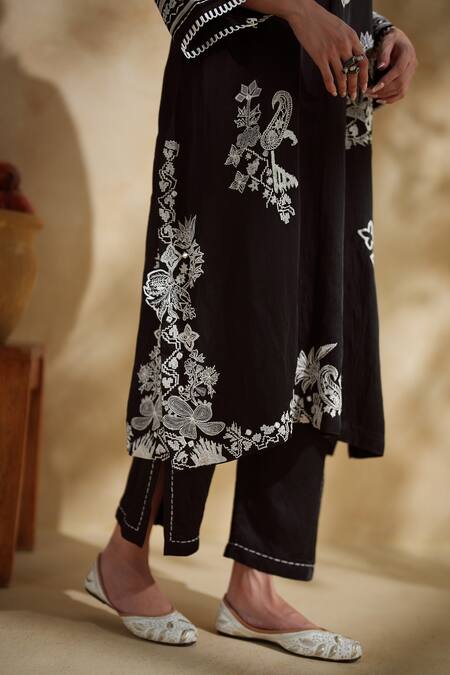 172 Threads_Black Muslin, Cotton, Organza Embroidery Split V-neck Kurta Set With Dupatta _Online_at_Aza_Fashions