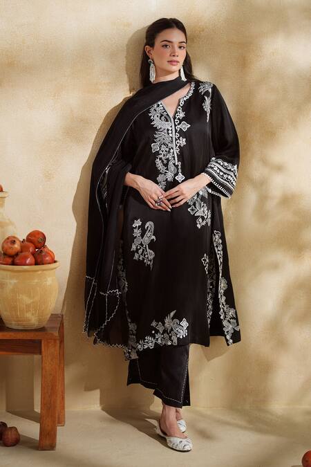 Buy_172 Threads_Black Muslin, Cotton, Organza Embroidery Split V-neck Kurta Set With Dupatta _Online_at_Aza_Fashions