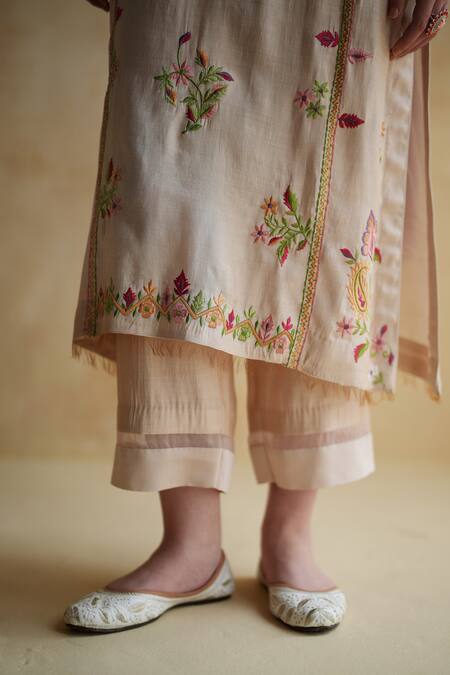 Buy_172 Threads_Blush Muslin, Cotton, Organza Embroidery Split V-neck Kurta Set With Dupatta _Online_at_Aza_Fashions