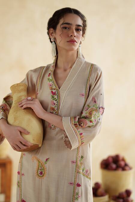 Buy_172 Threads_Blush Muslin, Cotton, Organza Embroidery Split V-neck Kurta Set With Dupatta 