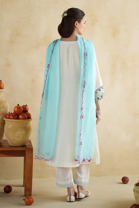 172 Threads Off-white Almond Kurta Set With Dupatta 