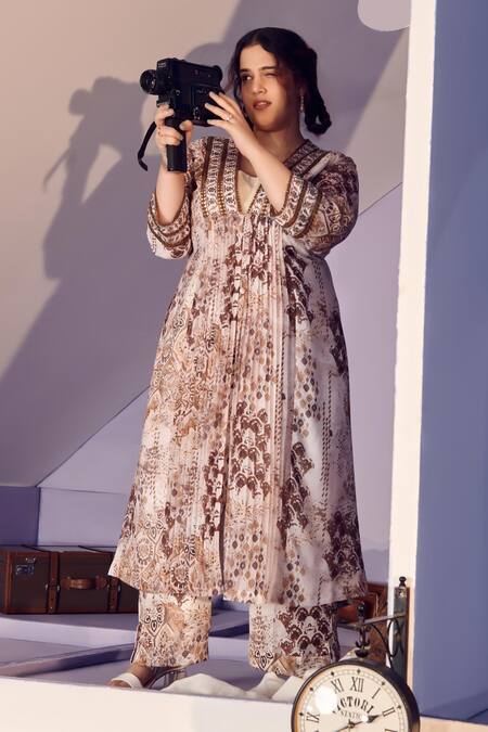 Buy_Mamicha_Off White Georgette Embroidery V-neck Retro 3 Piece Co-ord Set