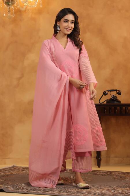 Anshu Wadhwa_Pink Chanderi, Organza Embroidery V-neck Kurta And Dupatta Set _Online_at_Aza_Fashions