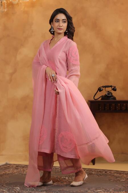 Buy_Anshu Wadhwa_Pink Chanderi, Organza Embroidery V-neck Kurta And Dupatta Set _Online_at_Aza_Fashions