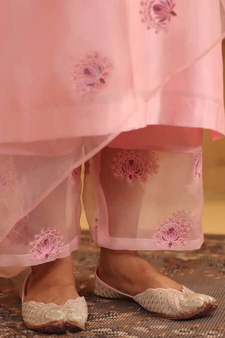 Buy_Anshu Wadhwa_Pink Chanderi Silk, Cotton, Organza Embroidery V-neck Kurta Set 
