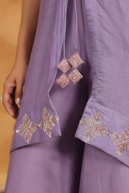 Buy Anshu Wadhwa Mauve Chanderi, Muslin, Organza Embroidery Split V-neck Kurta Set With Dupatta Buy_Anshu Wadhwa_Mauve Chanderi, Muslin, Organza Embroidery Split V-neck Kurta Set With Dupatta