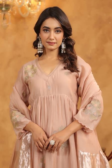 Anshu Wadhwa_Peach Chanderi, Cotton Embroidery V-neck Kurta Set _at_Aza_Fashions