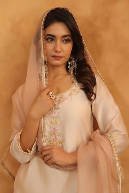 Buy_Anshu Wadhwa_White Chanderi Silk, Cotton, Organza Embroidery Round Neck Kurta Set 