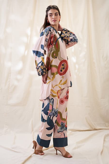 Soup By Sougat Paul_Beige Chanderi Fabric Flowers, Embroidery V-neck Flora Embellished Kurta Set _Online_at_Aza_Fashions