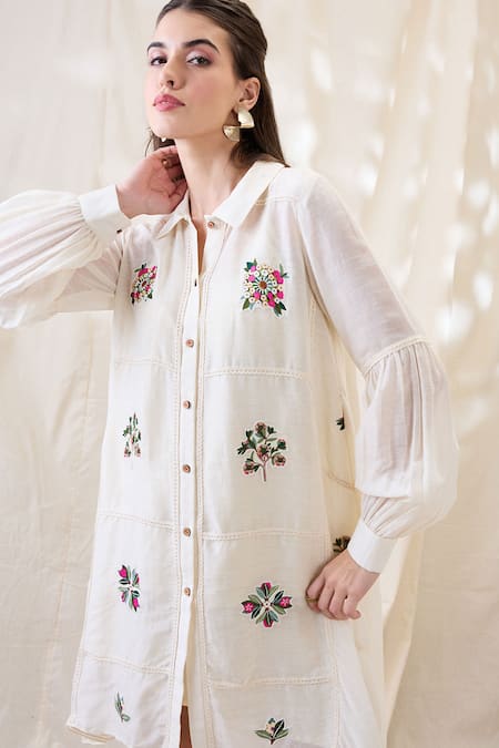 Soup By Sougat Paul White Linen Embroidery Collared Gulzaar Appliqued Dress at Aza Fashions Soup By Sougat Paul_White Linen Embroidery Collared Gulzaar Appliqued Dress _at_Aza_Fashions