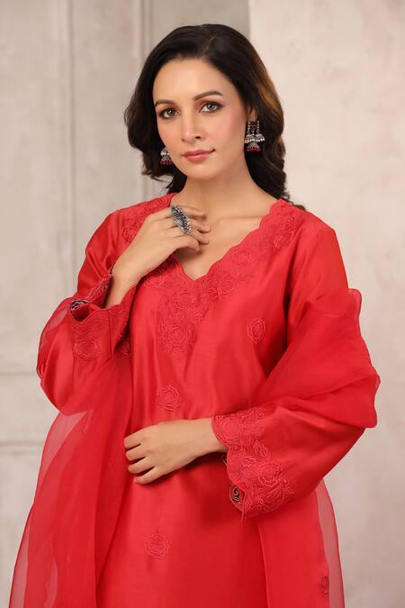 Anshu Wadhwa Red Chanderi, Organza Embroidery V-neck Kurta Set With Dupatta Online at Aza Fashions Anshu Wadhwa_Red Chanderi, Organza Embroidery V-neck Kurta Set With Dupatta _Online_at_Aza_Fashions