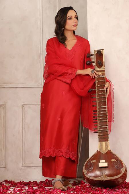Anshu Wadhwa Red Chanderi, Organza Embroidery V-neck Kurta Set With Dupatta at Aza Fashions Anshu Wadhwa_Red Chanderi, Organza Embroidery V-neck Kurta Set With Dupatta _at_Aza_Fashions