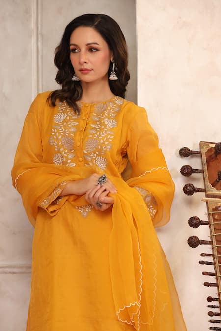 Anshu Wadhwa_Yellow Chanderi, Organza Embroidery Round Neck Kurta Set _at_Aza_Fashions
