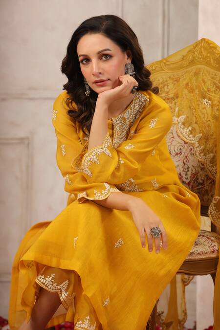 Buy_Anshu Wadhwa_Yellow Chanderi, Organza Embroidery Round Neck Kurta Set _Online_at_Aza_Fashions