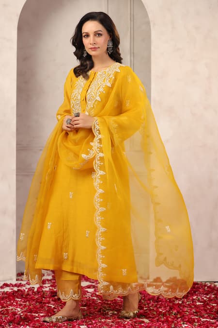 Anshu Wadhwa_Yellow Chanderi, Organza Embroidery Round Neck Kurta Set _at_Aza_Fashions