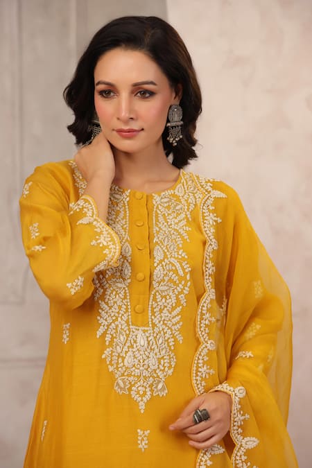 Anshu Wadhwa_Yellow Chanderi Embroidery Round Neck Kurta Set _at_Aza_Fashions