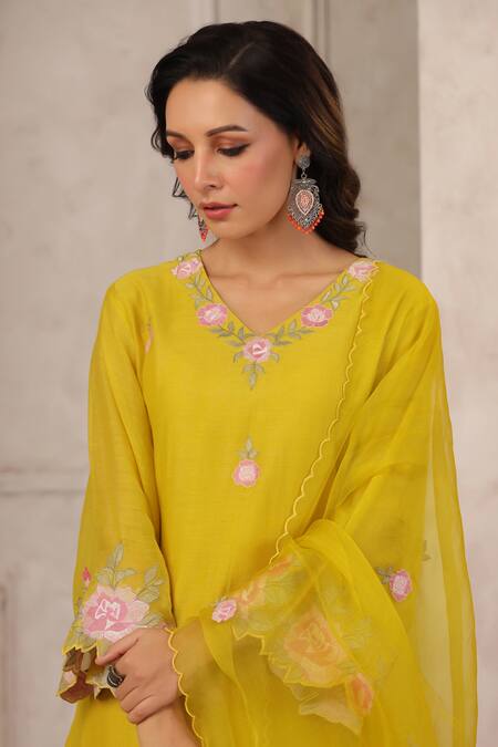 Anshu Wadhwa_Yellow Chanderi, Organza Embroidery V-neck Kurta Set _Online_at_Aza_Fashions