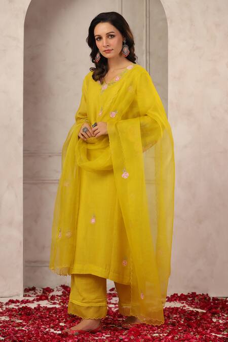 Buy_Anshu Wadhwa_Yellow Chanderi, Organza Embroidery V-neck Kurta Set _Online_at_Aza_Fashions