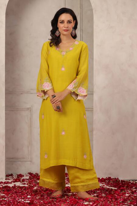 Shop_Anshu Wadhwa_Yellow Chanderi, Organza Embroidery V-neck Kurta Set _Online_at_Aza_Fashions