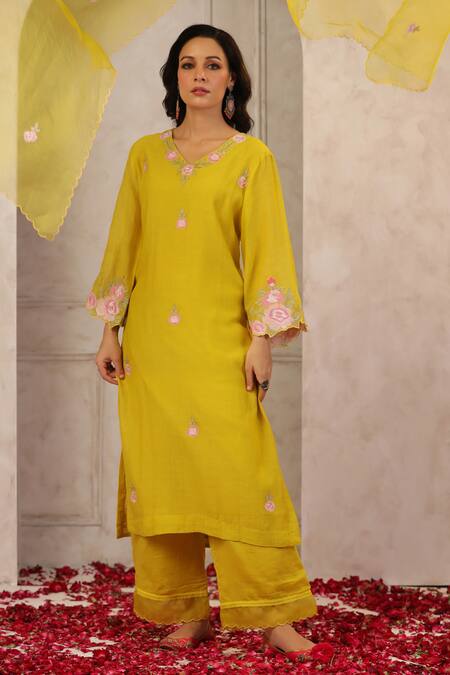 Anshu Wadhwa_Yellow Chanderi, Organza Embroidery V-neck Kurta Set _at_Aza_Fashions