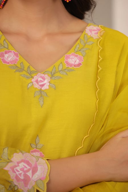 Buy_Anshu Wadhwa_Yellow Chanderi, Organza Embroidery V-neck Kurta Set 