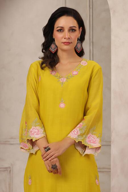 Buy_Anshu Wadhwa_Yellow Chanderi, Organza Embroidery Round Neck Kurta Set _Online_at_Aza_Fashions