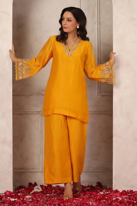 Anshu Wadhwa_Yellow Chanderi Embroidery V-neck Kurta Pant Set _at_Aza_Fashions