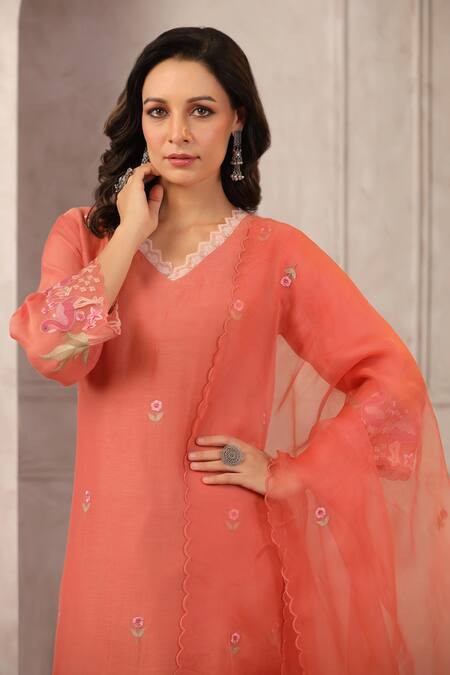 Anshu Wadhwa_Peach Chanderi, Organza Embroidery V-neck Kurta Set _Online_at_Aza_Fashions