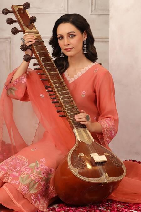 Buy_Anshu Wadhwa_Peach Chanderi, Organza Embroidery V-neck Kurta Set _Online_at_Aza_Fashions