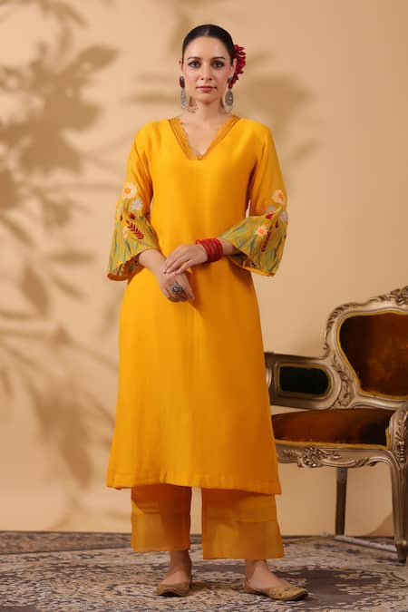 Anshu Wadhwa_Yellow Chanderi, Organza Embroidery V-neck Kurta Set _Online_at_Aza_Fashions
