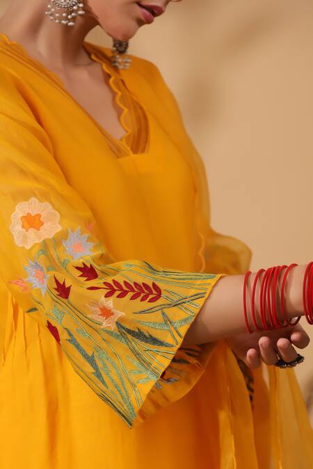 Anshu Wadhwa_Yellow Chanderi Embroidery V-neck Kurta Set _at_Aza_Fashions
