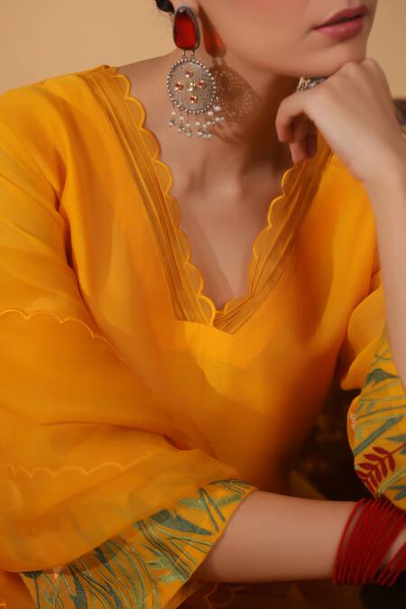 Buy_Anshu Wadhwa_Yellow Chanderi Embroidery V-neck Kurta Set 