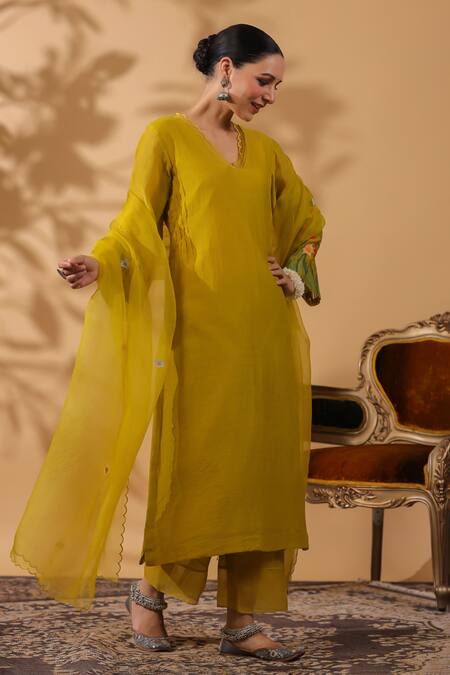 Anshu Wadhwa_Green Chanderi, Organza Embroidery V-neck Kurta Set _Online_at_Aza_Fashions