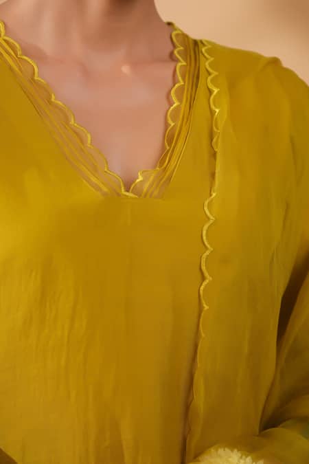 Anshu Wadhwa_Green Chanderi Embroidery V-neck Floral Kurta Set _Online_at_Aza_Fashions