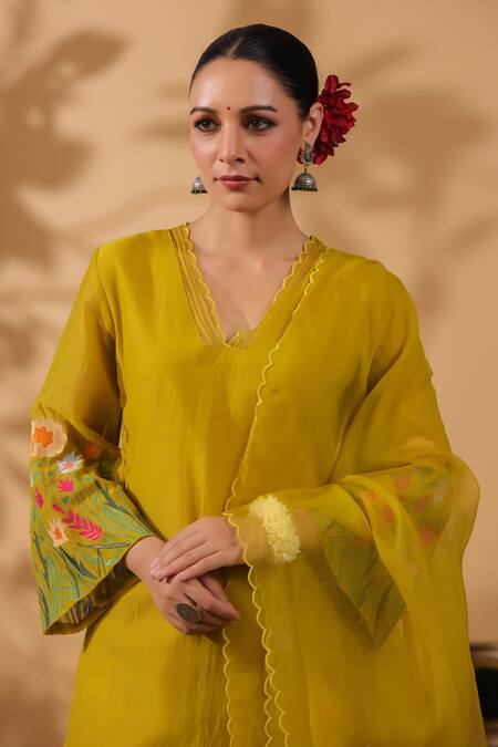 Buy_Anshu Wadhwa_Green Chanderi Embroidery V-neck Floral Kurta Set _Online_at_Aza_Fashions