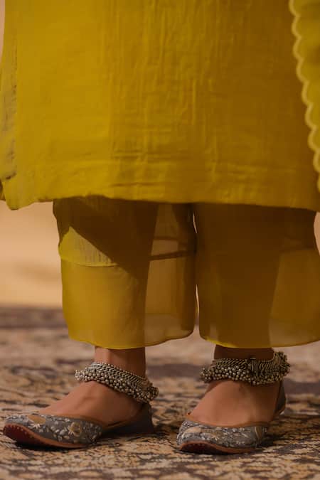 Shop_Anshu Wadhwa_Green Chanderi Embroidery V-neck Floral Kurta Set _Online_at_Aza_Fashions