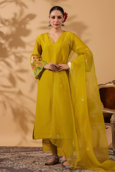 Anshu Wadhwa_Green Chanderi Embroidery V-neck Floral Kurta Set _at_Aza_Fashions